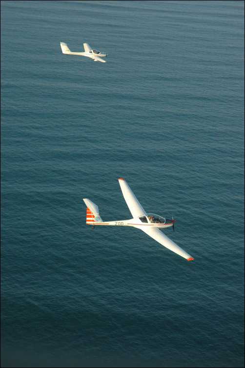 Motor_Gliders_at_Cape_Byron.jpg