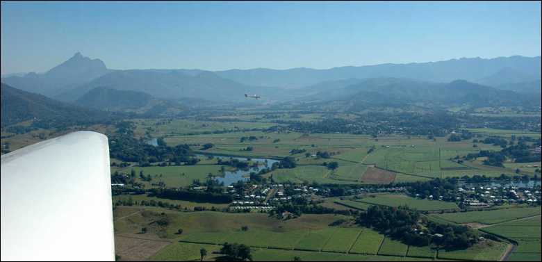 Murwillumbah,_Late_Autumn_2006_Gliding_in_to_Land.jpg