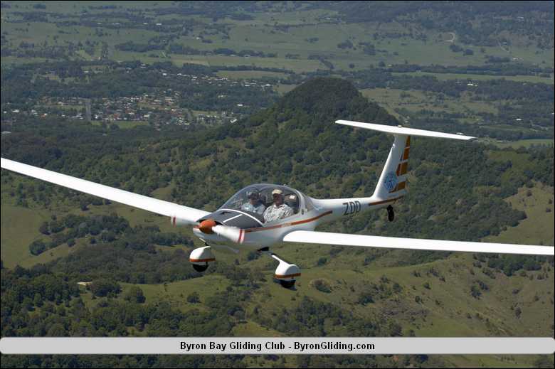 Dimona_Glider_Flying_Byron_Bay_Mt_Chincogan.jpg
