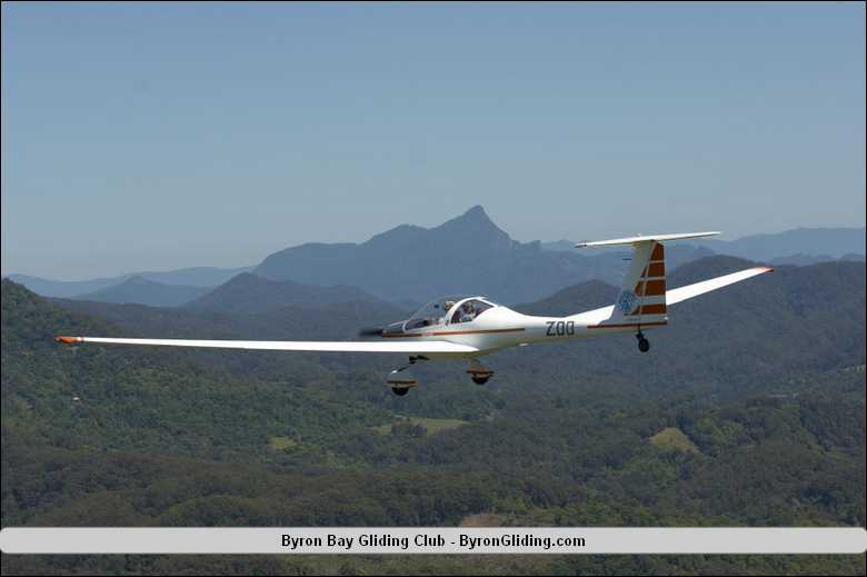 Dimona_Glider_Flying_Byron_Bay_Mt_Warning.jpg