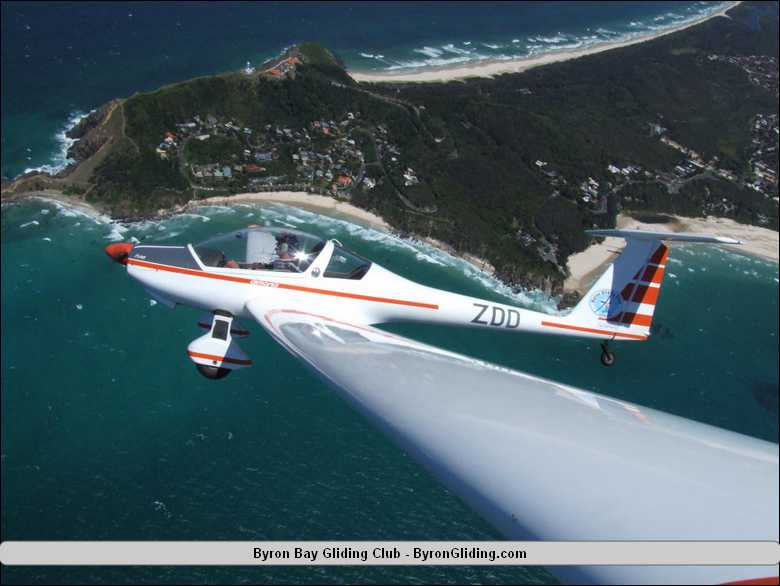 Dimona_Motor_Glider_over_Byron_Bay_Lighthouse.jpg