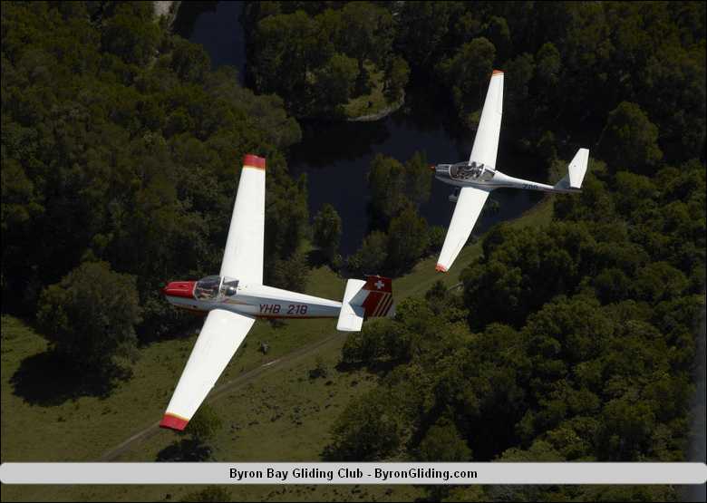 Gliders_Flying_over_Byron_Bay.jpg