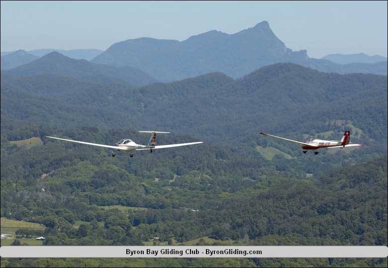 Two_Gliders_Flying_near_Mt_Warning,_NSW.jpg