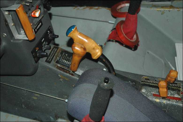 Dimona_II_Cockpit_-_Wood_Trim.jpg