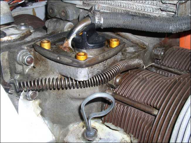 G109_Engine_front_LHS_-_oil_filler_&_dipstick.jpg