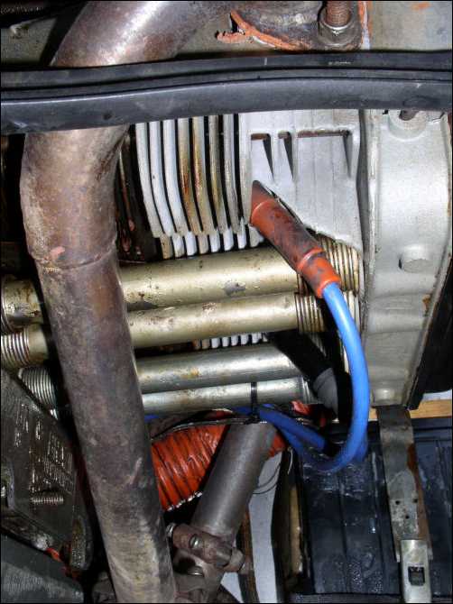 G109_Head_LHS_underside_showing_second_sparkplugs.jpg